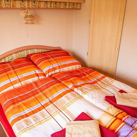 Готель Mobilheimy Camp Dlouha Mile Рожмітал под Чемшінем Екстер'єр фото