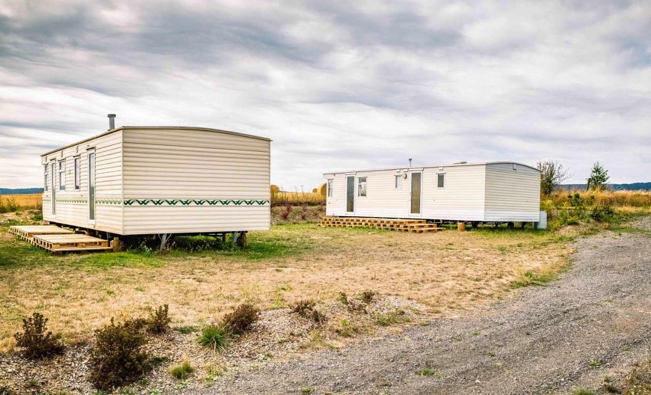 Готель Mobilheimy Camp Dlouha Mile Рожмітал под Чемшінем Екстер'єр фото