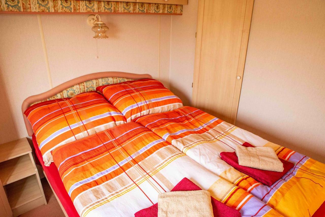 Готель Mobilheimy Camp Dlouha Mile Рожмітал под Чемшінем Екстер'єр фото